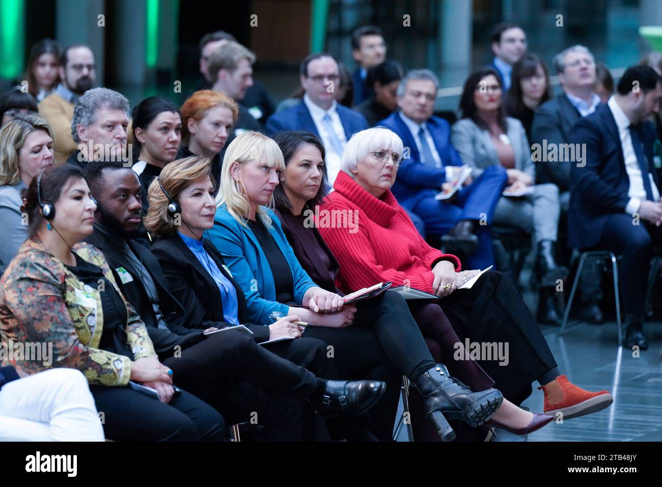 Veranstaltung der Bundestagsfraktion Bündnis 90/die Grünen die Bundestagsfraktion Bündnis 90/die Grünen lud am 4. Dezember 2023 zur Konferenz universell und unteilbar Menschenrechte weltweit stärken: 75 Jahre Allgemeine Erklärung der Menschenrechte ein. Bundesaußenministerin Annalena Baerbock, Claudia Roth, BKM, Beauftragte der Bundesregierung für Kultur und Medien Berlin Berlin GER *** Veranstaltung organisiert von Bündnis 90 die Grünen Fraktion Bündnis 90 die Grünen hat zur Konferenz Universell und unteilbar - Menschenrechte weltweit stärken 75 Jahre Allg eingeladen Stockfoto