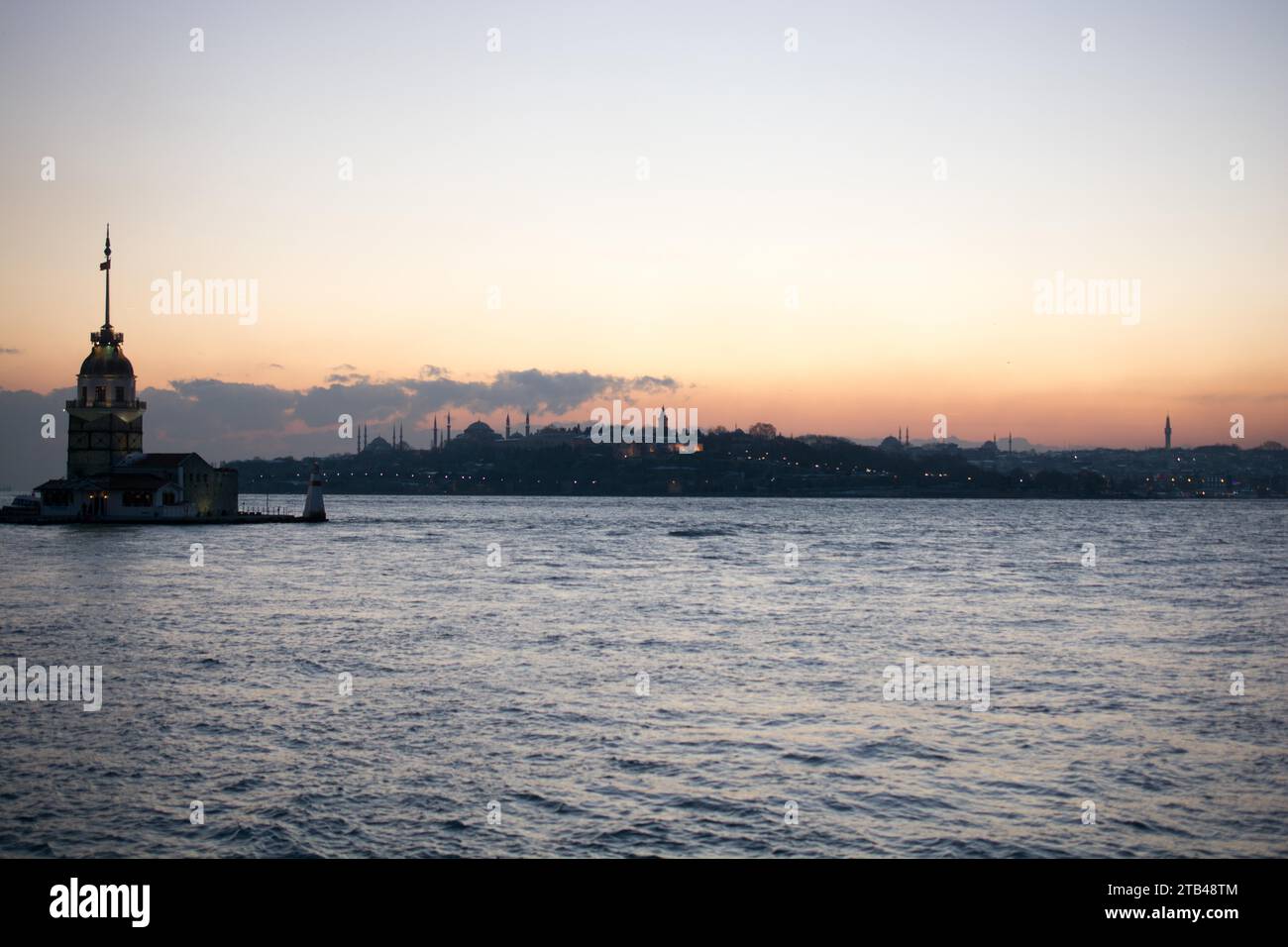 Blick vom Maiden-Turm am Abend, mit der Hagia Sophia und der Blauen Moschee in der Ferne Stockfoto