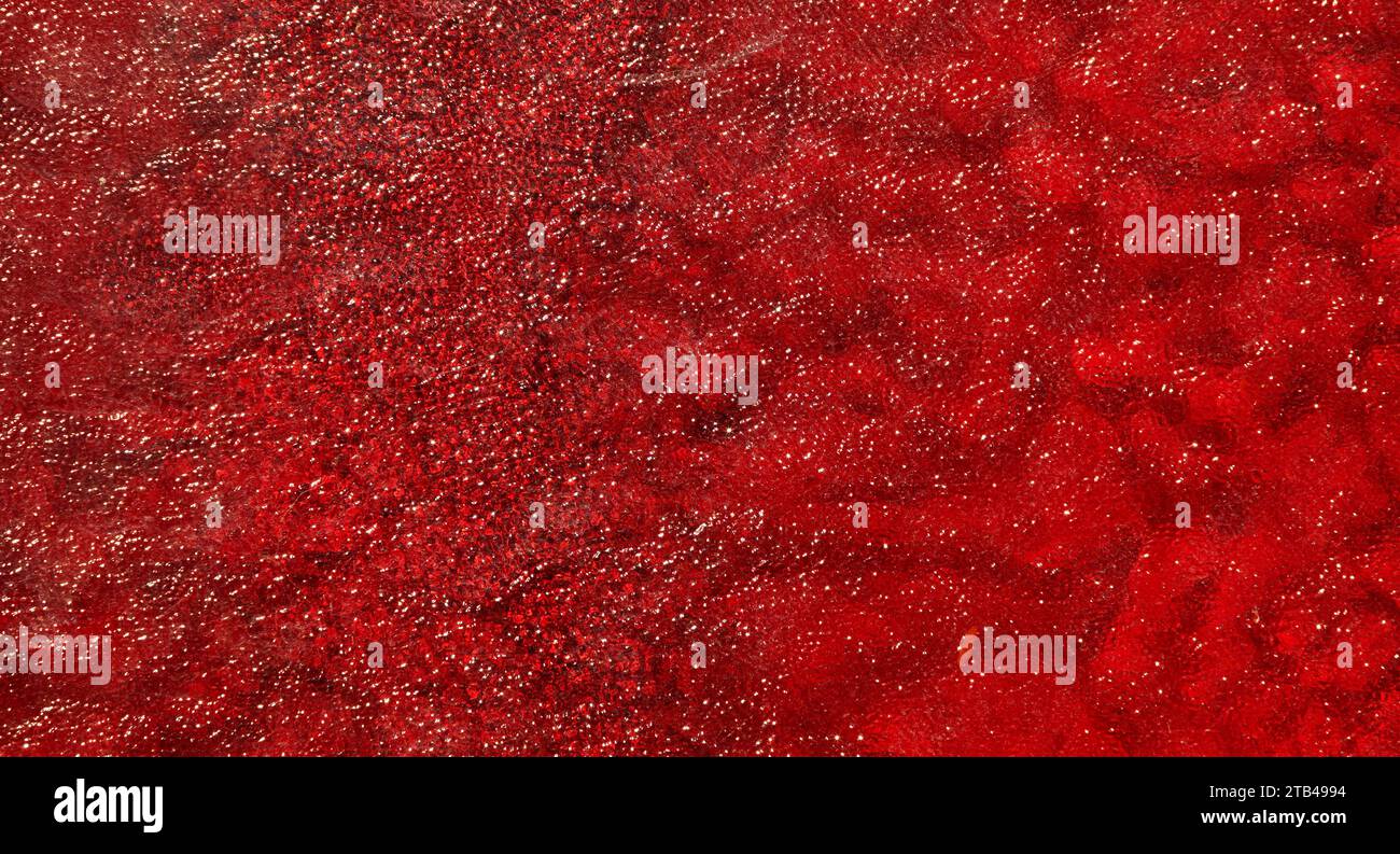 Lichtreflexionen auf einer Glasscheibe, abstrakter roter Hintergrund Stockfoto