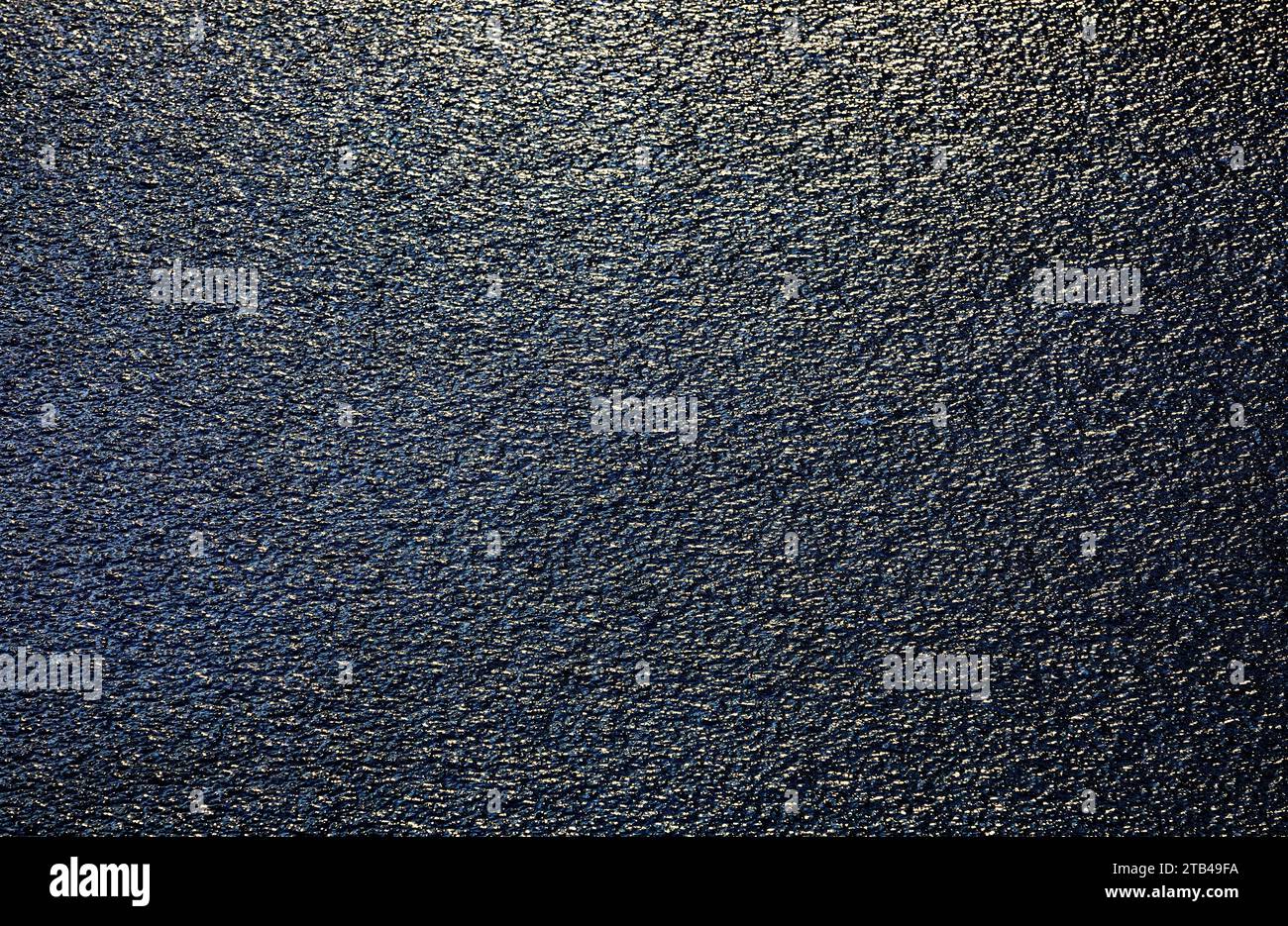 Glitzernde mattierte Wasseroberfläche, abstrakter grauer Hintergrund, Graphic Elements, Österreich Stockfoto