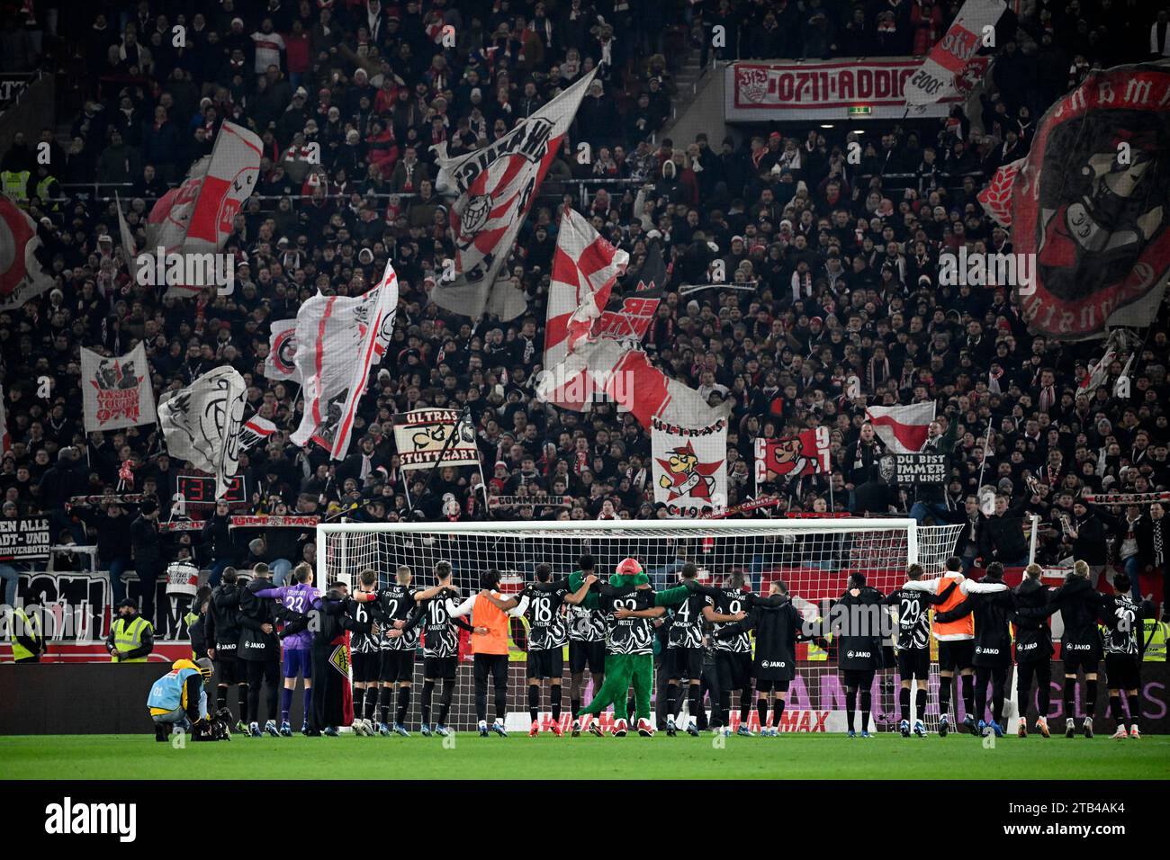 Stuttgarter Spieler des VfB Stuttgart feiern. Vor Cannstatter Kurve, Lüfterblock, Lüfter, Lüfterkurve, Flaggen, Flaggen, Stimmung, atmosphärisch, MHPArena Stockfoto