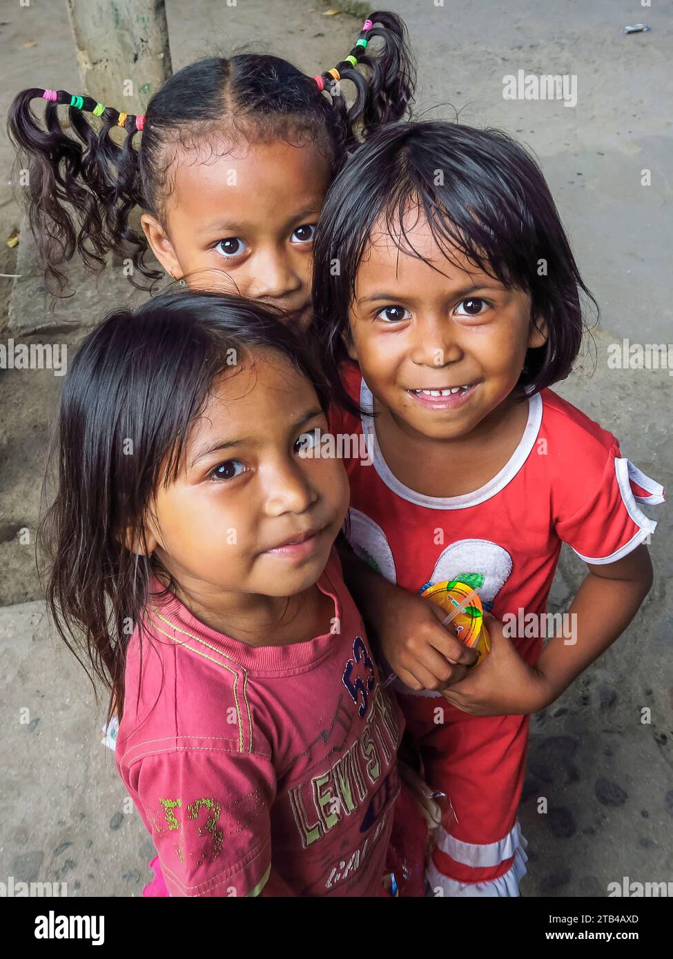 Kleine Kinder posieren auf dieser beliebten Ferieninsel mit Korallen und Tauchziel. Bunaken Island, Nord-Sulawesi, Indonesien Stockfoto