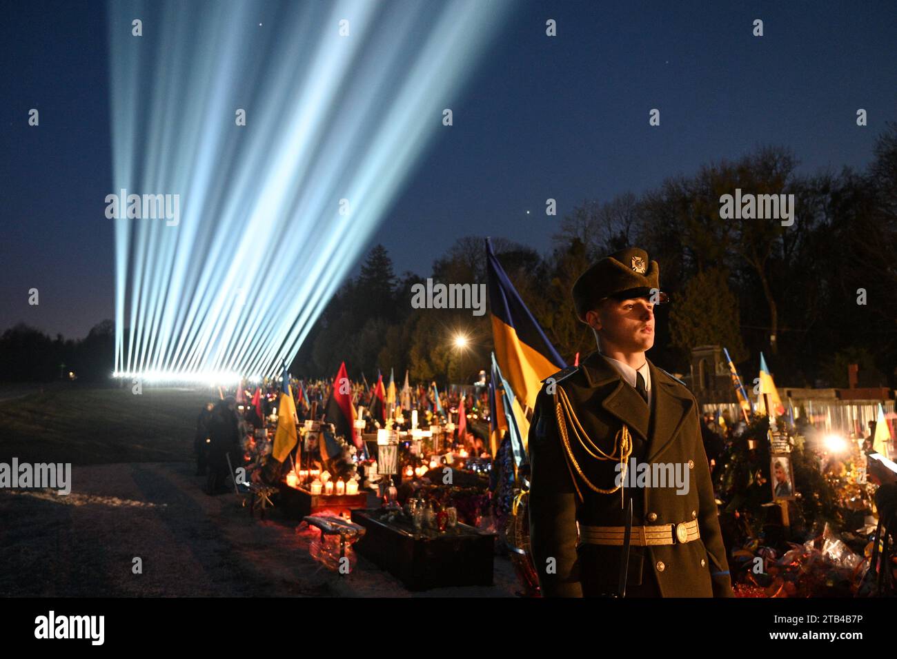 Lemberg, Ukraine - 23. Februar 2023: Lytschakiw-Friedhof mit einer Lichtinstallation zum ersten Jahrestag des russischen Krieges gegen die Ukraine. Stockfoto
