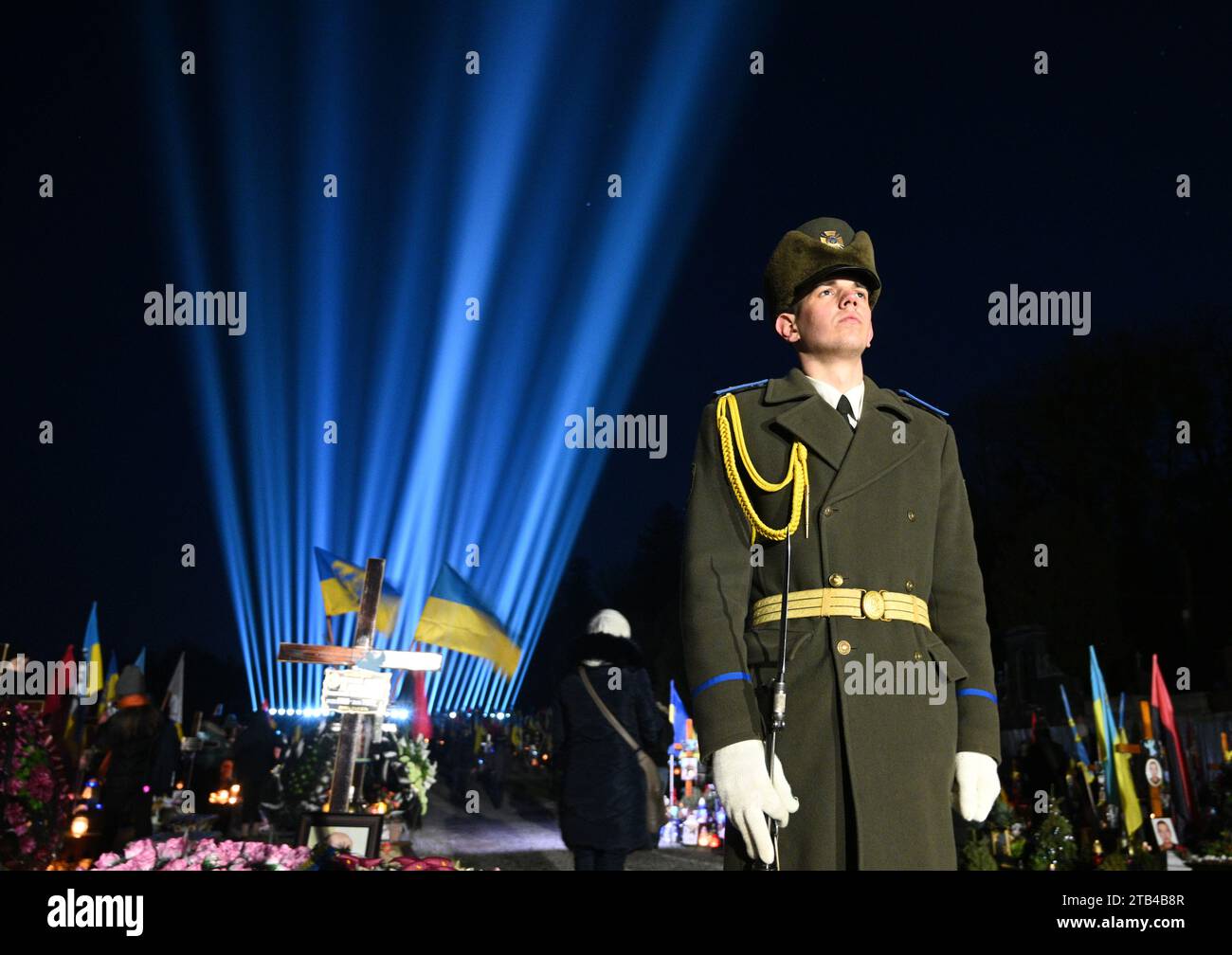 Lemberg, Ukraine - 23. Februar 2023: Lytschakiw-Friedhof mit einer Lichtinstallation zum ersten Jahrestag des russischen Krieges gegen die Ukraine. Stockfoto