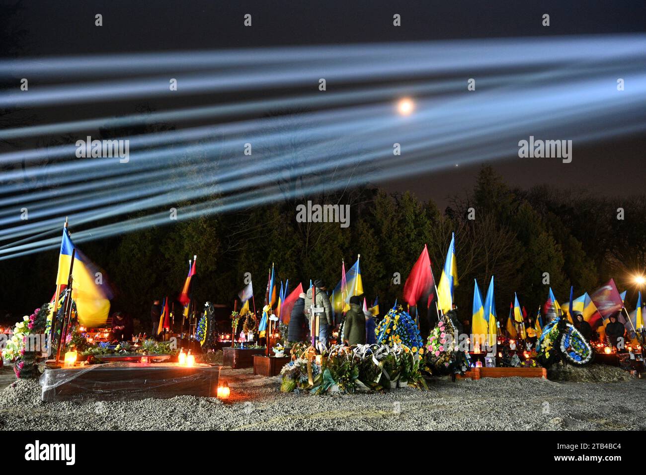 Lemberg, Ukraine - 23. Februar 2023: Lytschakiw-Friedhof mit einer Lichtinstallation zum ersten Jahrestag des russischen Krieges gegen die Ukraine. Stockfoto