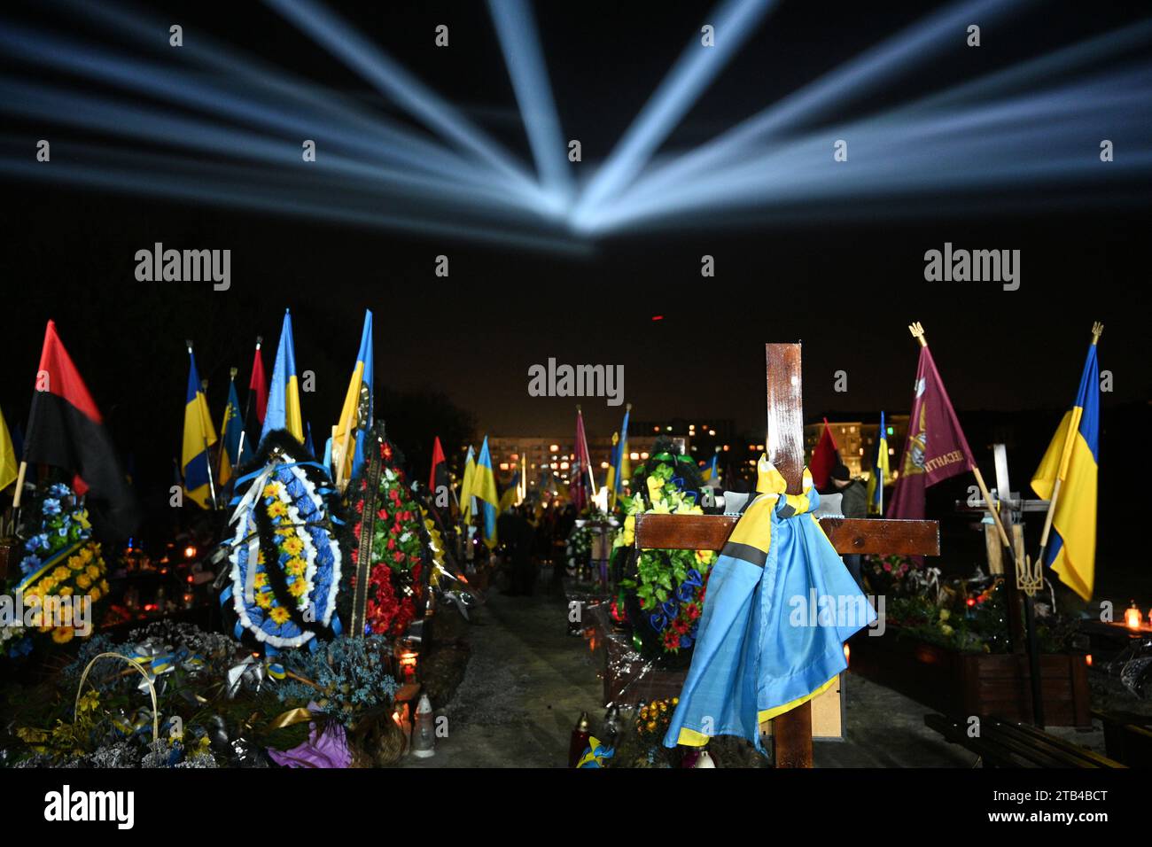 Lemberg, Ukraine - 23. Februar 2023: Lytschakiw-Friedhof mit einer Lichtinstallation zum ersten Jahrestag des russischen Krieges gegen die Ukraine. Stockfoto