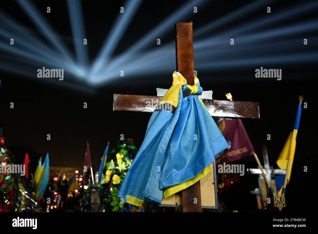 Lemberg, Ukraine - 23. Februar 2023: Lytschakiw-Friedhof mit einer Lichtinstallation zum ersten Jahrestag des russischen Krieges gegen die Ukraine. Stockfoto