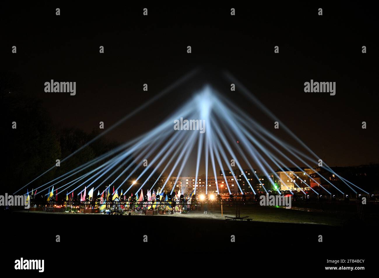 Lemberg, Ukraine - 23. Februar 2023: Lytschakiw-Friedhof mit einer Lichtinstallation zum ersten Jahrestag des russischen Krieges gegen die Ukraine. Stockfoto