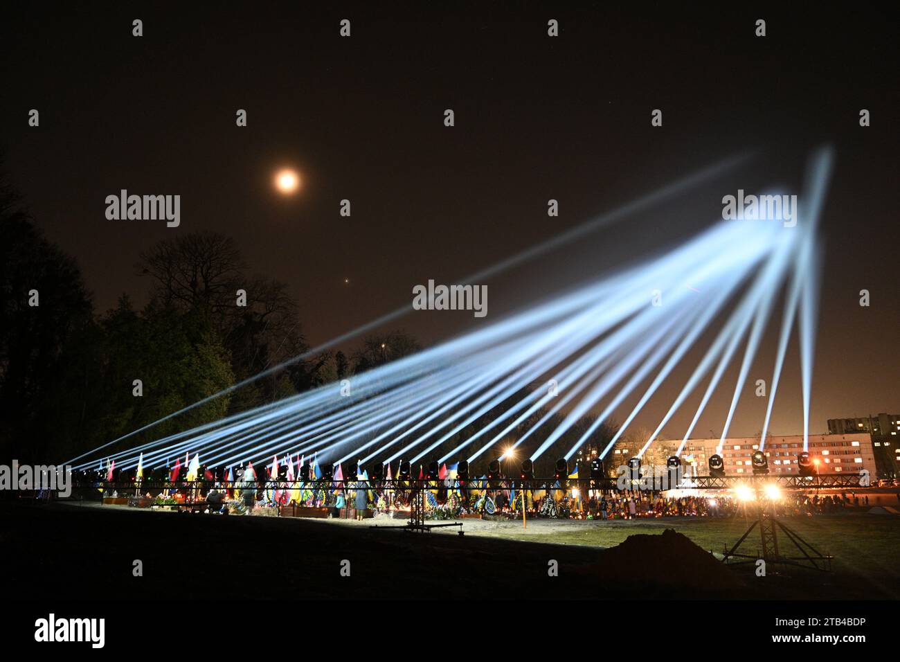 Lemberg, Ukraine - 23. Februar 2023: Lytschakiw-Friedhof mit einer Lichtinstallation zum ersten Jahrestag des russischen Krieges gegen die Ukraine. Stockfoto