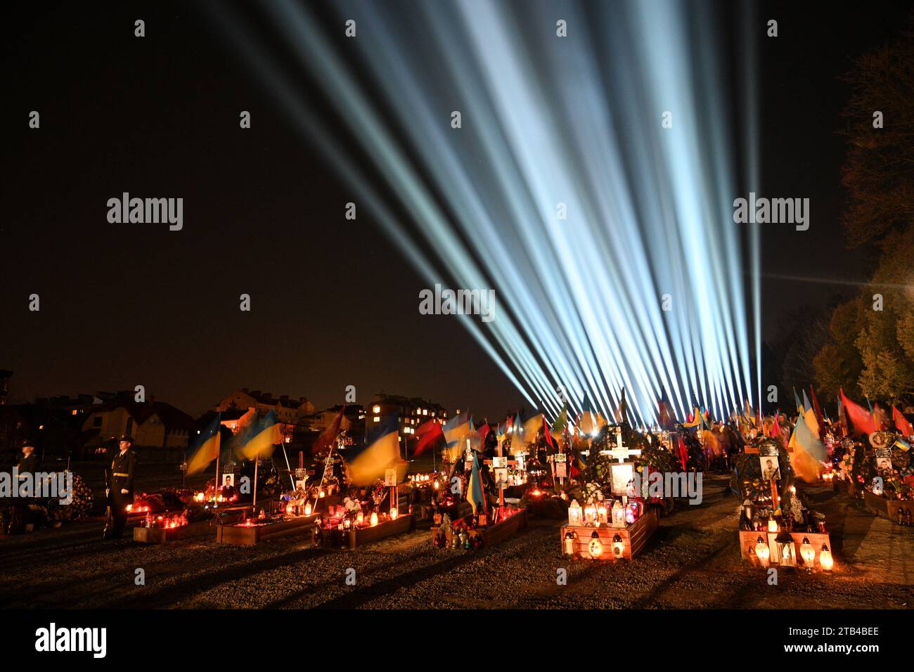 Lemberg, Ukraine - 23. Februar 2023: Lytschakiw-Friedhof mit einer Lichtinstallation zum ersten Jahrestag des russischen Krieges gegen die Ukraine. Stockfoto
