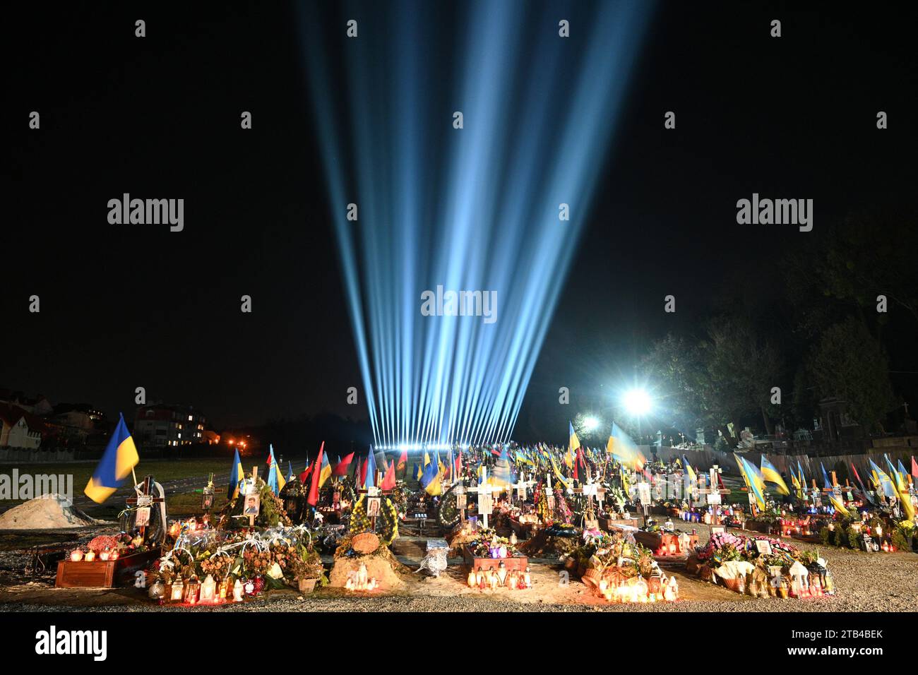 Lemberg, Ukraine - 23. Februar 2023: Lytschakiw-Friedhof mit einer Lichtinstallation zum ersten Jahrestag des russischen Krieges gegen die Ukraine. Stockfoto