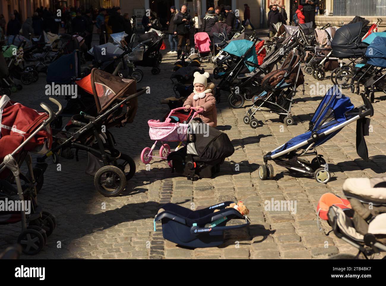 Lemberg, Ukraine - 18. März 2022: 109 leere Kinderwagen werden außerhalb des stadtrats von Lemberg bei einer Aktion zur Hervorhebung der Anzahl der Kinder gesehen Stockfoto