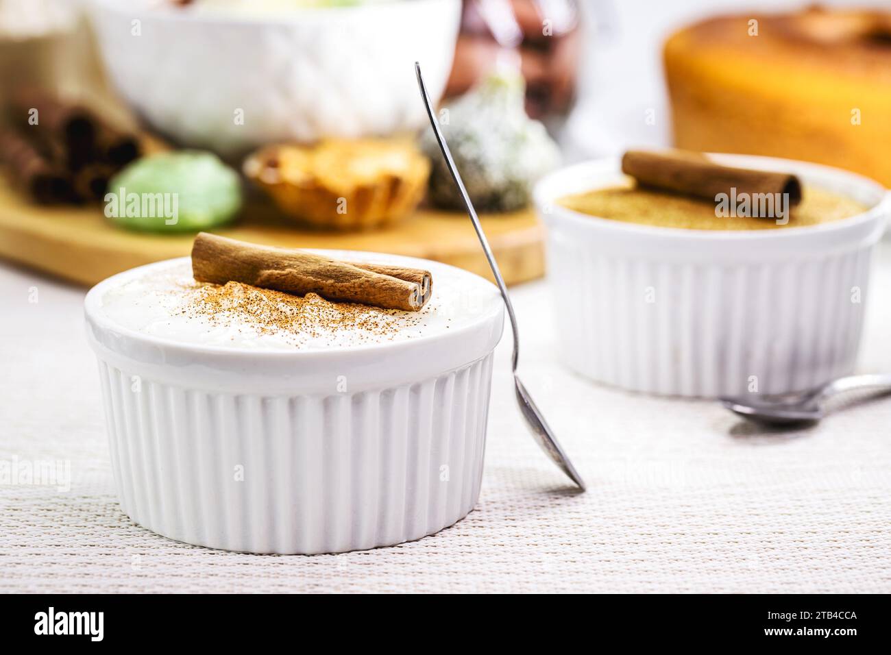 Typische brasilianische Süßigkeiten von Juni-Festen, curau, Mugunzá oder Hominy, süßer Reis oder oder Canjica, Kürbisbonbons Stockfoto