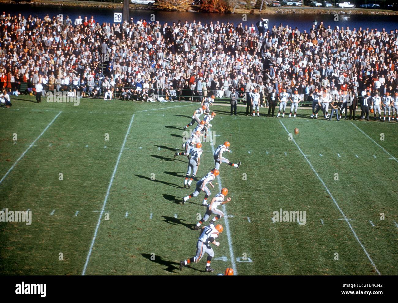 WEST POINT, NY - 18. OKTOBER: Die Virginia Cavaliers starten am 18. Oktober 1958 im Michie Stadium in West Point, New York, während eines NCAA-Spiels gegen die Army Cadets. Die Kadetten besiegten die Cavaliers 35-6. (Foto: Hy Peskin) Stockfoto