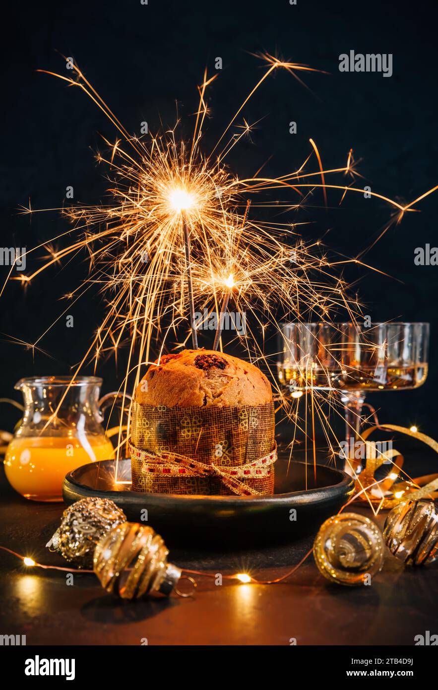 Traditioneller Weihnachtspanettone mit Schokolade, traditioneller italienischer Weihnachtskuchen mit Sparkler Stockfoto