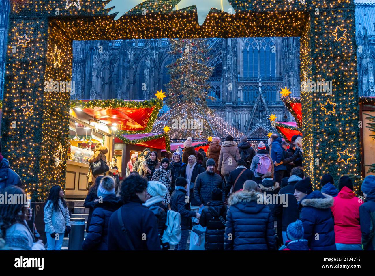 Weihnachtsmarkt auf dem Roncalli Platz am Dom, in der Innenstadt von Köln, Verkaufsoffener