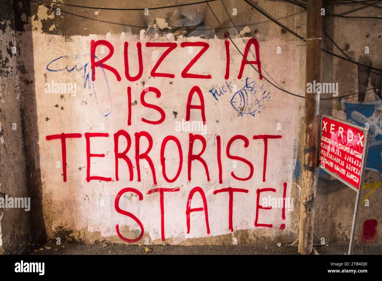 antirussische Graffiti in den Straßen von Tiflis in Georgien Stockfoto