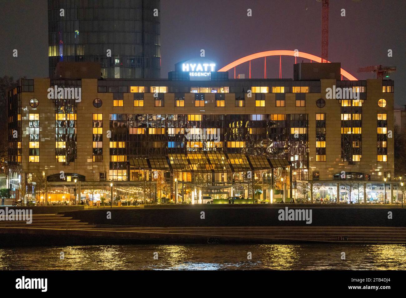 Das Hyatt Regency Hotel am Rhein, in Köln Deutz, dahinter der