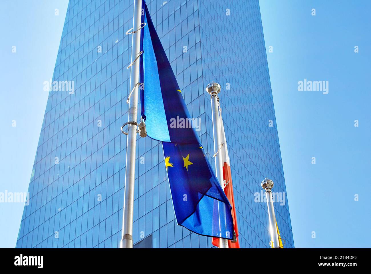 Polnische und Europäische union Fahnen, fliegen und winken mit Glaswand Bürogebäude Hintergrund Stockfoto
