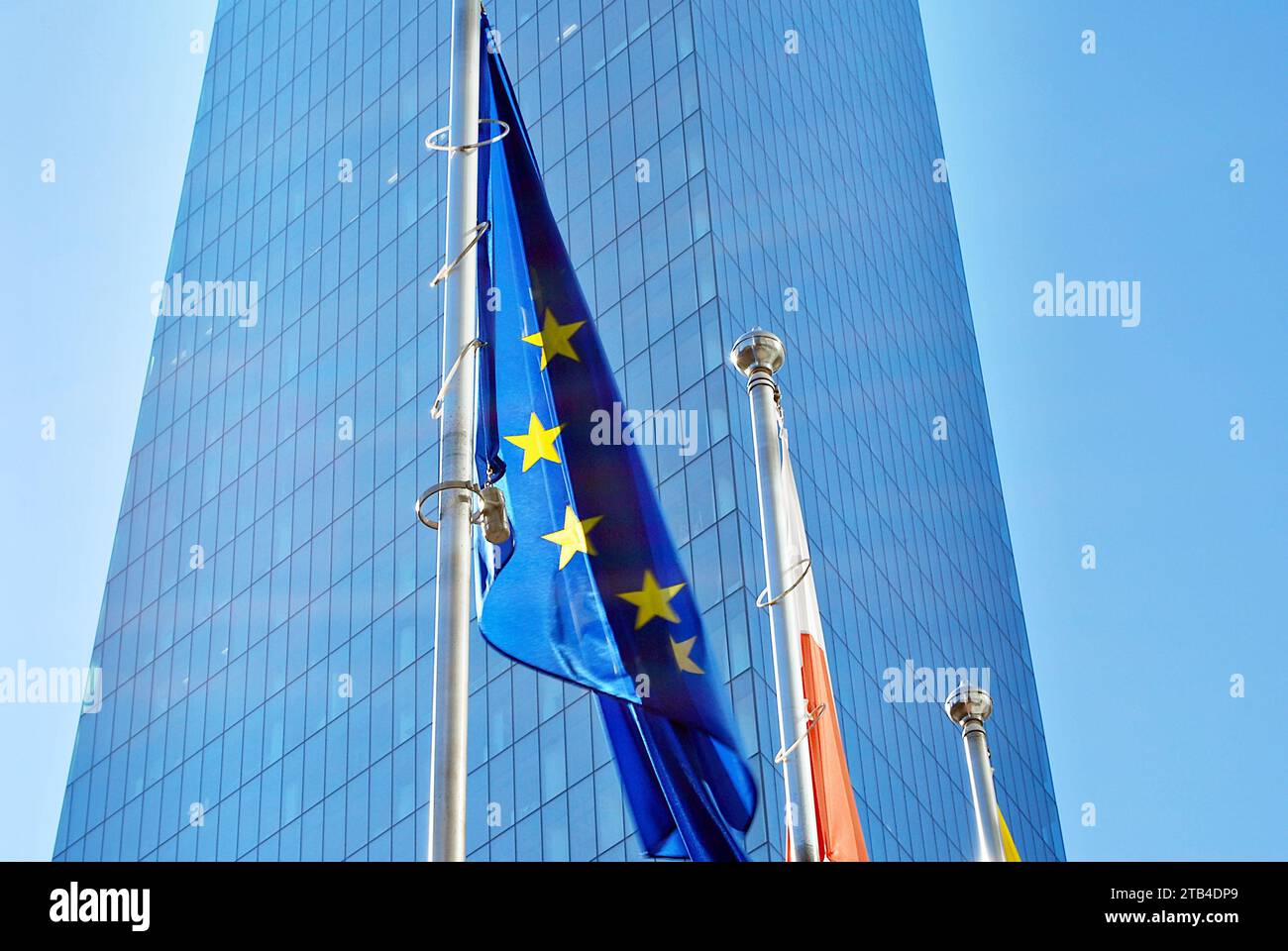 Polnische und Europäische union Fahnen, fliegen und winken mit Glaswand Bürogebäude Hintergrund Stockfoto