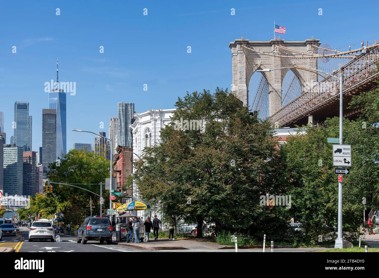 New York City, NY, USA, 10. Oktober 2023; Old Fulton Street in Brooklyn mit Brooklyn Bridge und Grimaldis Pizzeria und Wolkenkratzern in Lower Manhattan Stockfoto