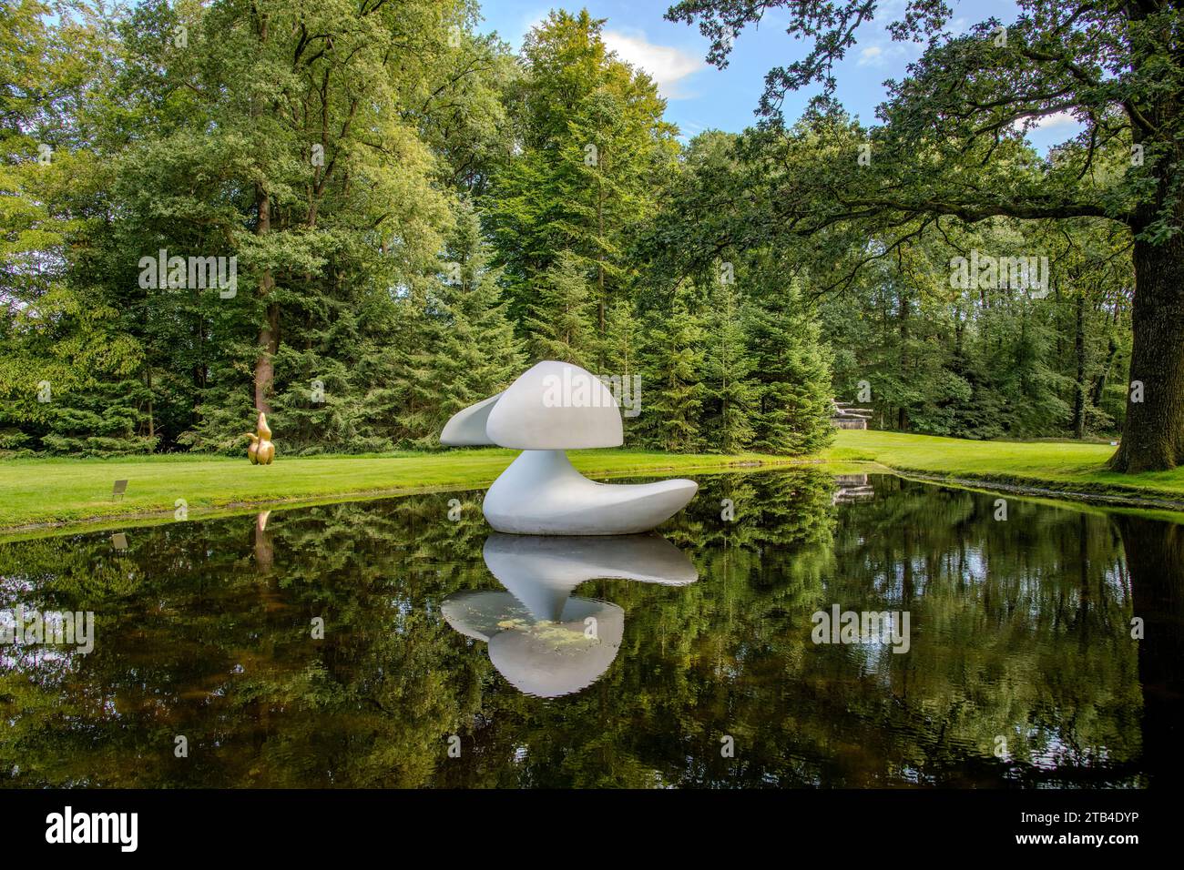 Otterlo, Niederlande-16. August 2023; schwimmende Skulptur, die ein Ganzes mit einem Teich und der Umgebung bildet, von der Künstlerin Marta Pan im Kröller-M Stockfoto