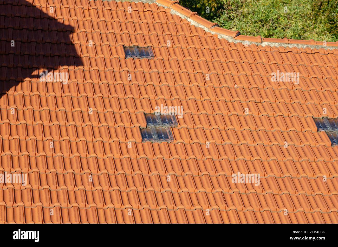 Dach- und Konstruktionsdetails, doppelt geneigtes Dach mit selbsttragenden Fliesen, Modell Marseille, mit Glasfliesen für mehr Licht im Innenraum. Stockfoto