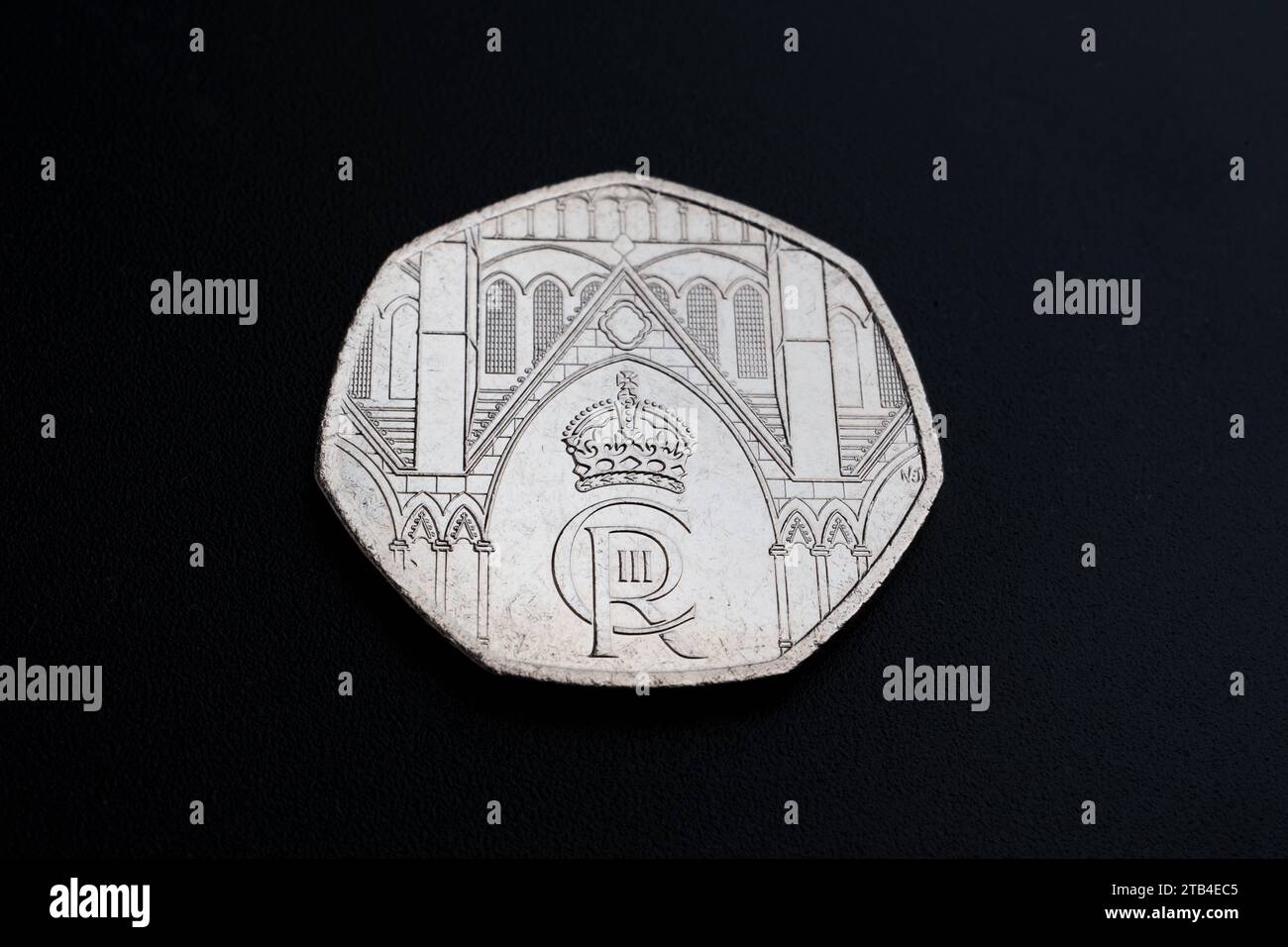 Neue King Charles 50p Münzen. Die Krönung seiner Majestät König Karl III 2023 UK 50p im Umlauf. Neue 50-Pence-Münze, die König Charles im Dunkeln platziert hat Stockfoto