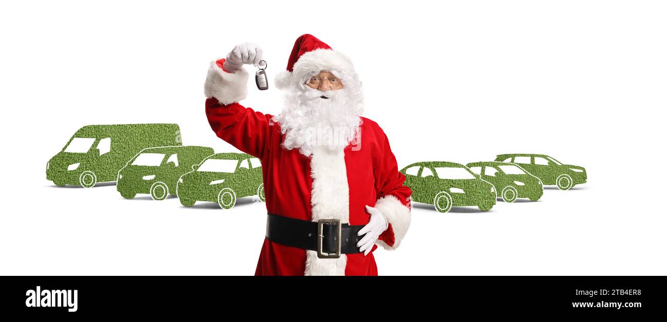 Der weihnachtsmann hält einen Schlüssel vor grünen Elektroautos, isoliert auf weißem Hintergrund Stockfoto