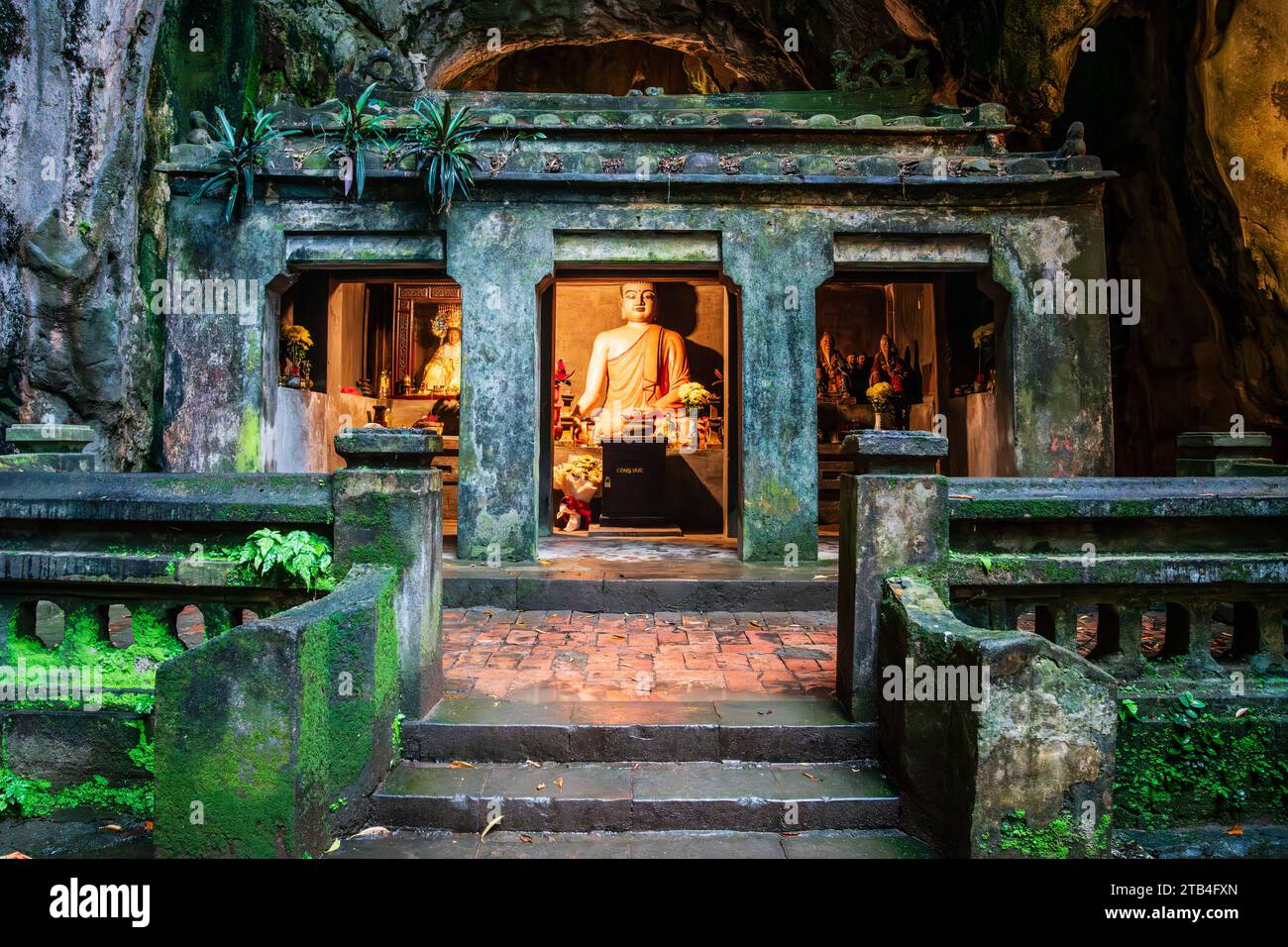 Ein buddhistischer Schrein in der Huyen Khong Höhle auf dem Marmorberg in Vietnam Stockfoto
