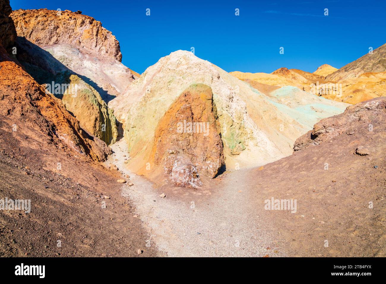 Wanderweg durch die vulkanischen Ablagerungen von Artists Palete im Death Vallley National Park in Kalifornien Stockfoto