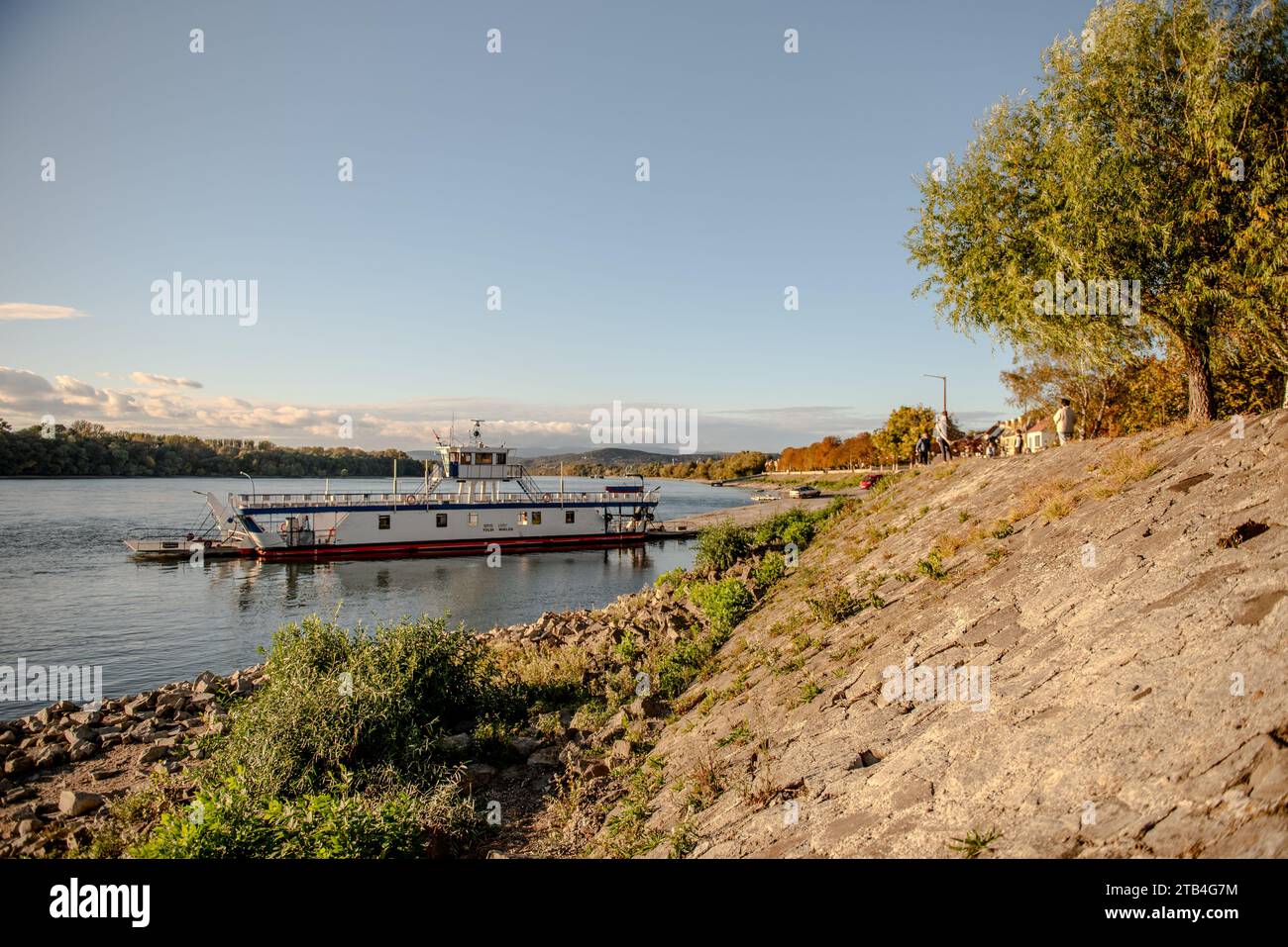 Vác, Ungarn - 10. oktober 2023: Fähre am Donauhafen in der Nähe des Kais Stockfoto