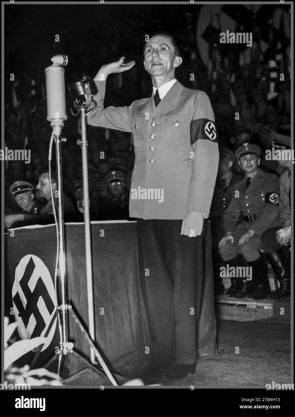 GOEBBELS 1930-er Joseph Goebbels bei einer politischen Kundgebung, die den Nazi begrüßte Er war ein berüchtigter führender Propagandastratege des Nazis, Joseph Goebbels trug Militäruniform mit Hakenkreuzarmband bei einer Nazi-Kundgebung in den 1930er Jahren Stockfoto