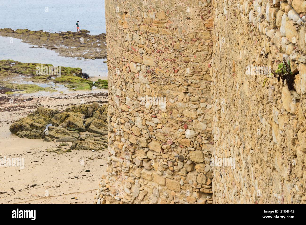 Unbearbeitetes, hochwertiges Rohbild eines Teils der Festungsmauer mit Blick auf das Meer. Das Wetter ist nebelig Stockfoto