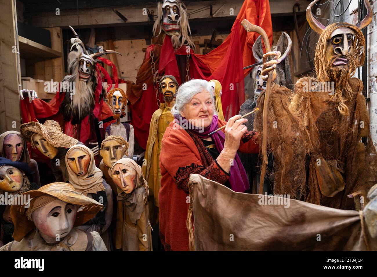 Die renommierte Puppenspielerin Lyndie Wright eröffnet ihre Werkstatt mit über 150 originalen Kreationen, die ein Leben lang dem Puppenspiel gewidmet sind. Stockfoto