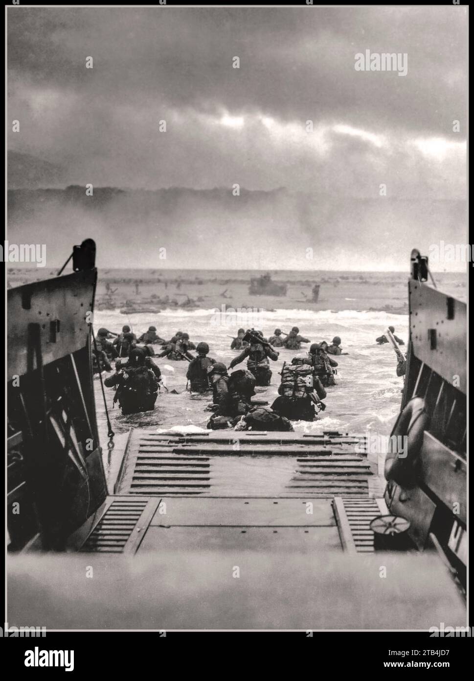 D-DAY OMAHA BEACH 2. Weltkrieg Normandie Landung der Landeboote am 6. Juni 1944 (als D-Day bezeichnet) der alliierten Invasion von Nazi-Deutschland besetzte die Normandie Frankreich Ein LCVP (Landungsschiff, Fahrzeug, Personal) der US-Küstenwache USS Samuel Chase steigt aus Truppen der Kompanie A, 16. Infanterie, 1. Infanteriedivision, die am Morgen des 6. Juni 1944 auf dem Fox Green-Abschnitt von Omaha Beach (Calvados, Basse-Normandie, Frankreich) auftaucht. Amerikanische Soldaten stießen bei der Landung auf die neu gebildete deutsche 352. Division. Stockfoto