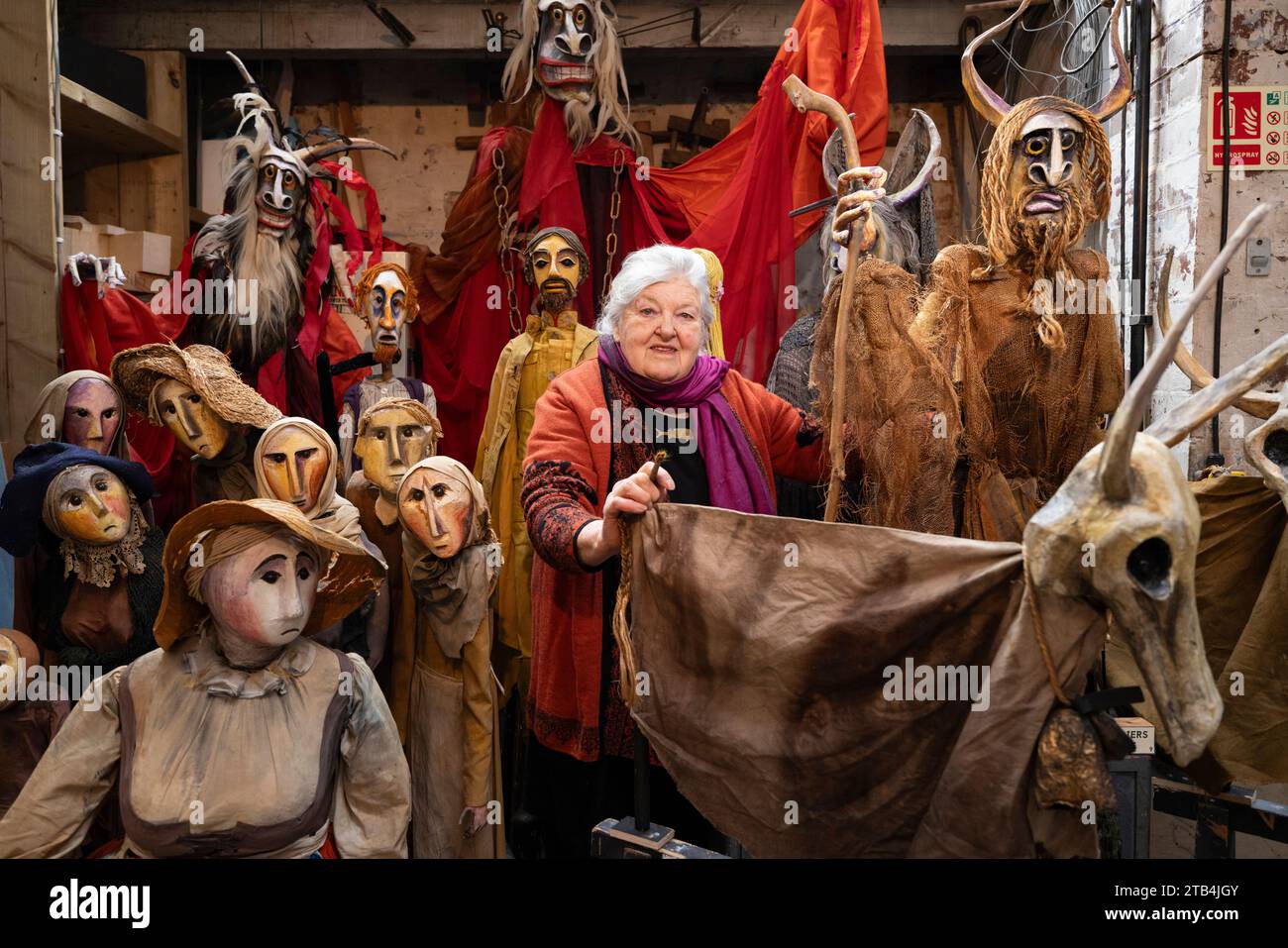Die renommierte Puppenspielerin Lyndie Wright eröffnet ihre Werkstatt mit über 150 originalen Kreationen, die ein Leben lang dem Puppenspiel gewidmet sind. Stockfoto