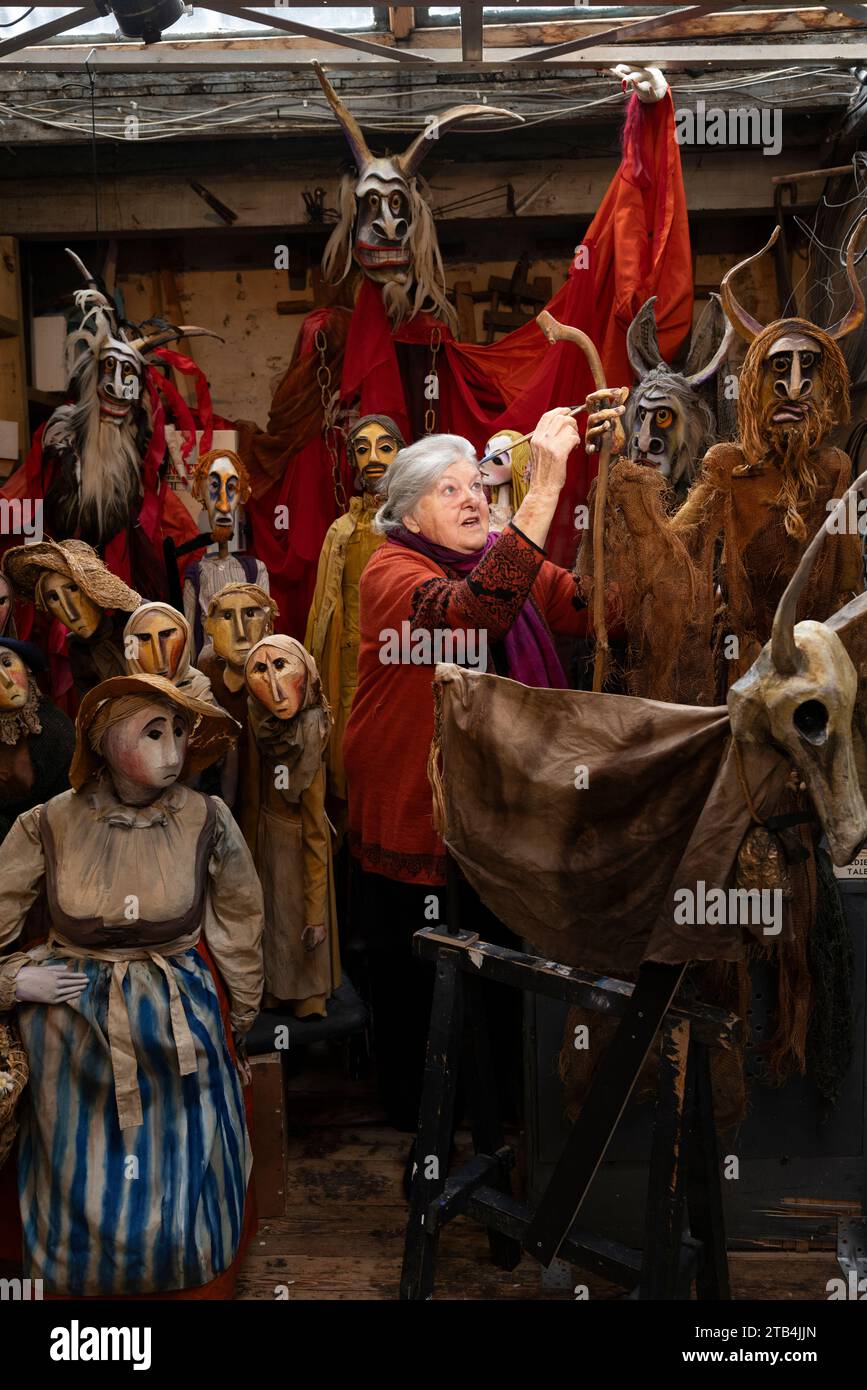 Die renommierte Puppenspielerin Lyndie Wright eröffnet ihre Werkstatt mit über 150 originalen Kreationen, die ein Leben lang dem Puppenspiel gewidmet sind. Stockfoto