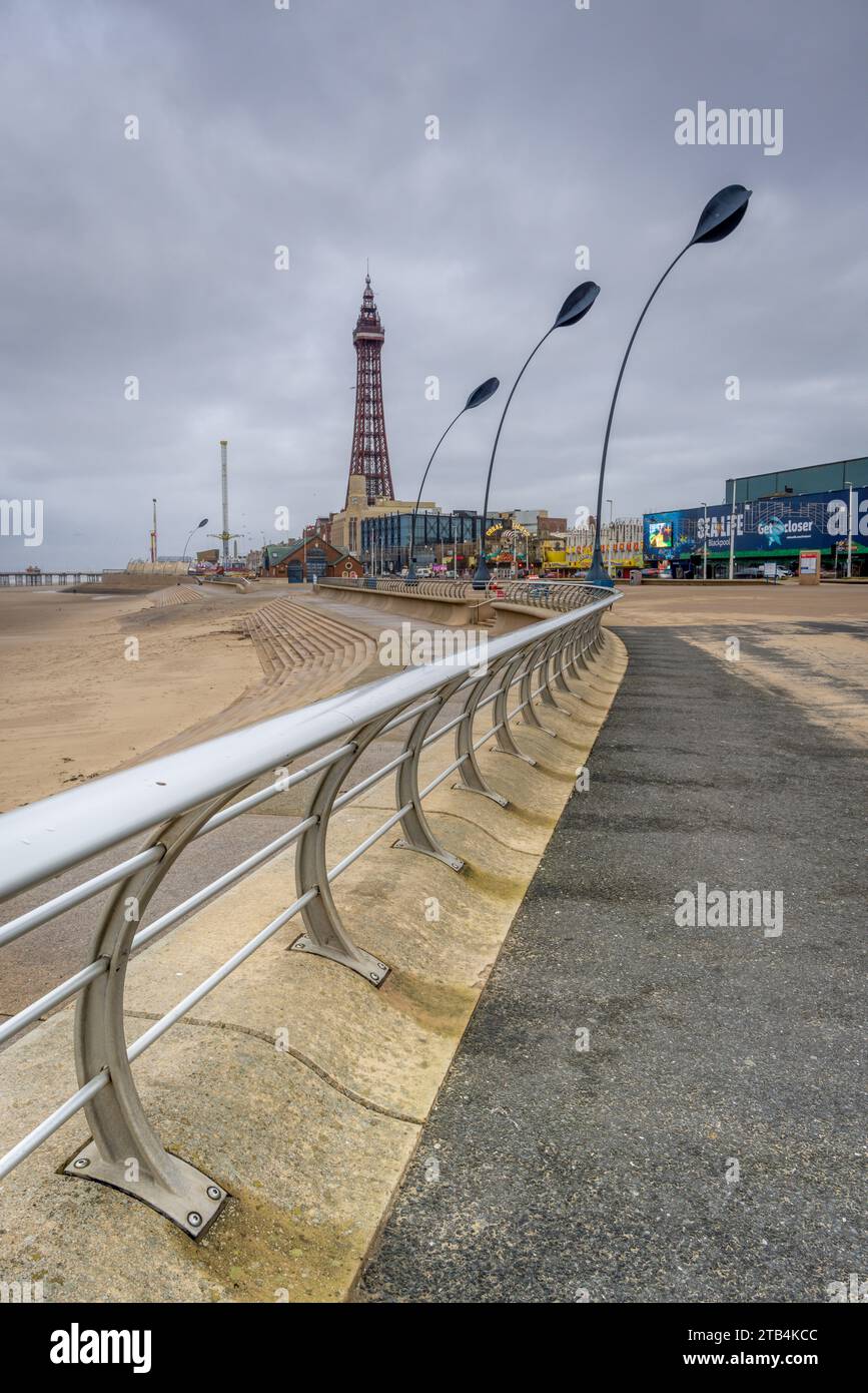Blackpool am Meer und am Strand in Lancashire, Nordwesten Englands. Blackpool Tower und Promenade. Stockfoto