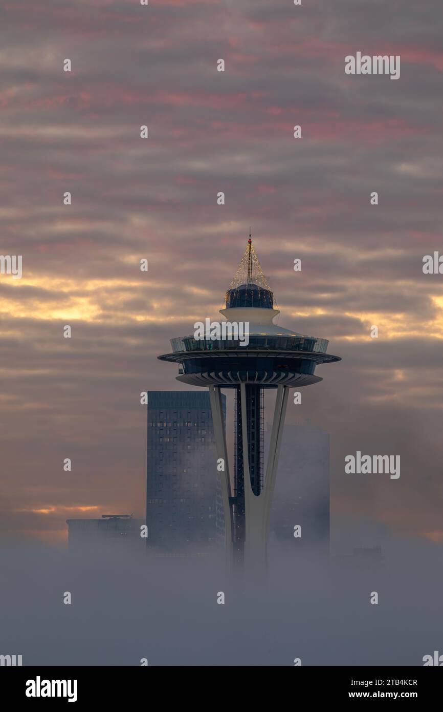 WA23863-00...WASHINGTON - Seattle Morning mit nur der Space Needle und ein paar Hochhäusern in der Morgennebeldecke. Stockfoto