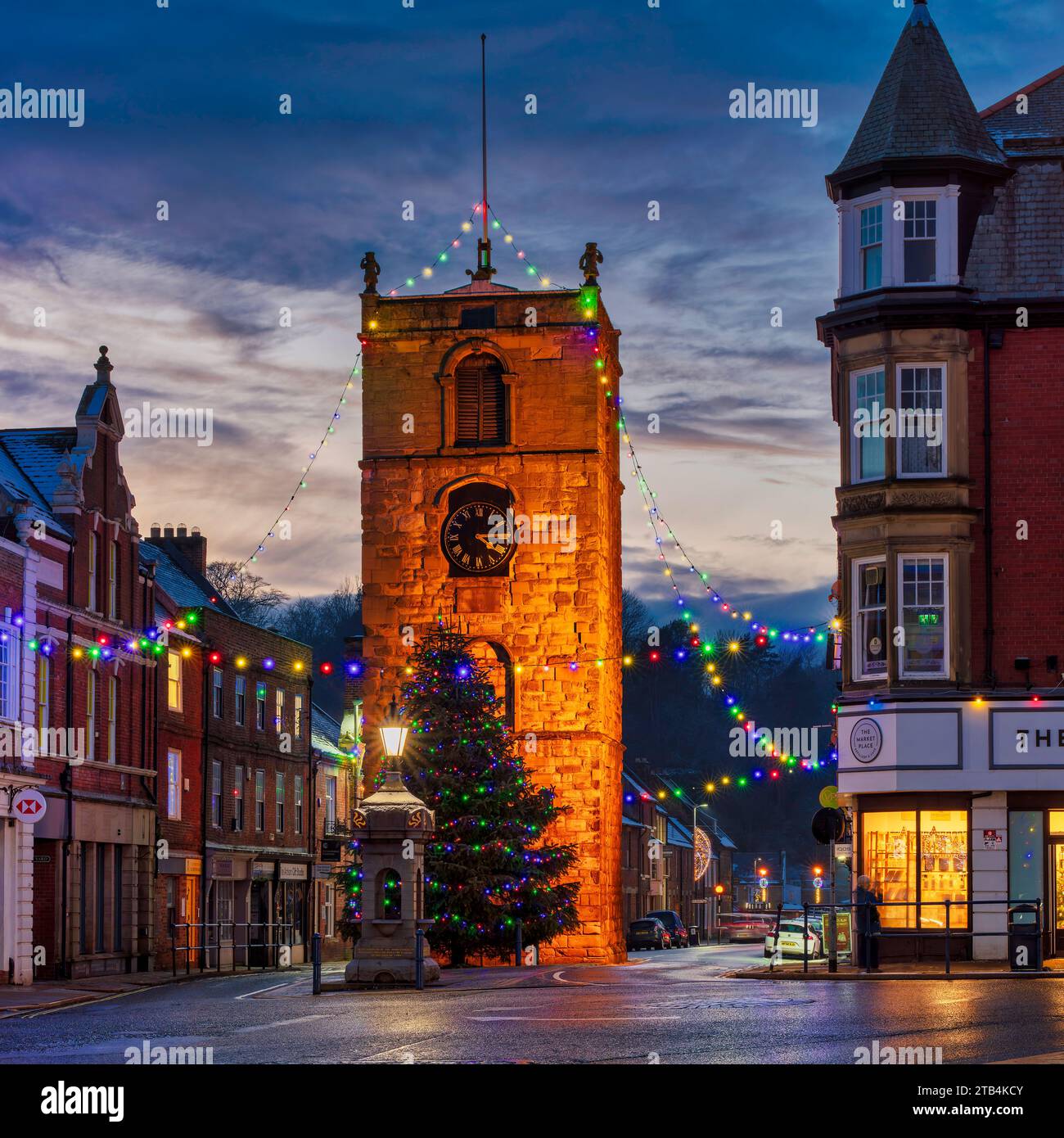 Weihnachtsbeleuchtung in Morpeth, Northumberland, mit Blick auf den beleuchteten Uhrenturm Stockfoto