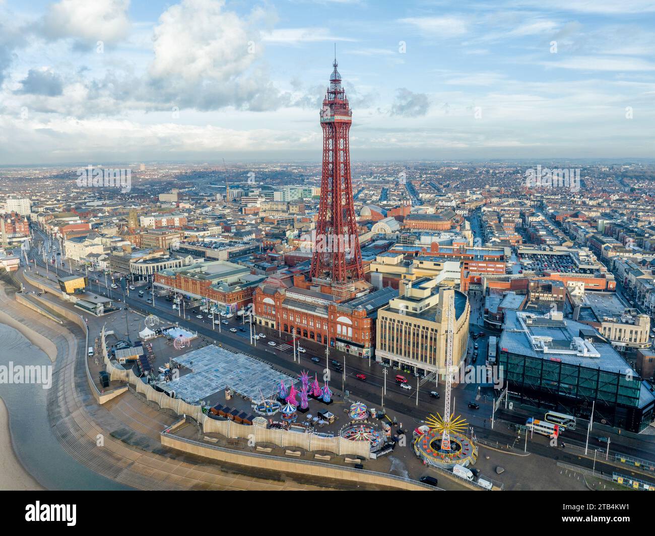 Blackpool, Lancashire, Großbritannien. Blackpool Meerblick und Blick auf den Turm in der Abenddämmerung mit Blick auf den Pier und Blackpool Tower Stockfoto