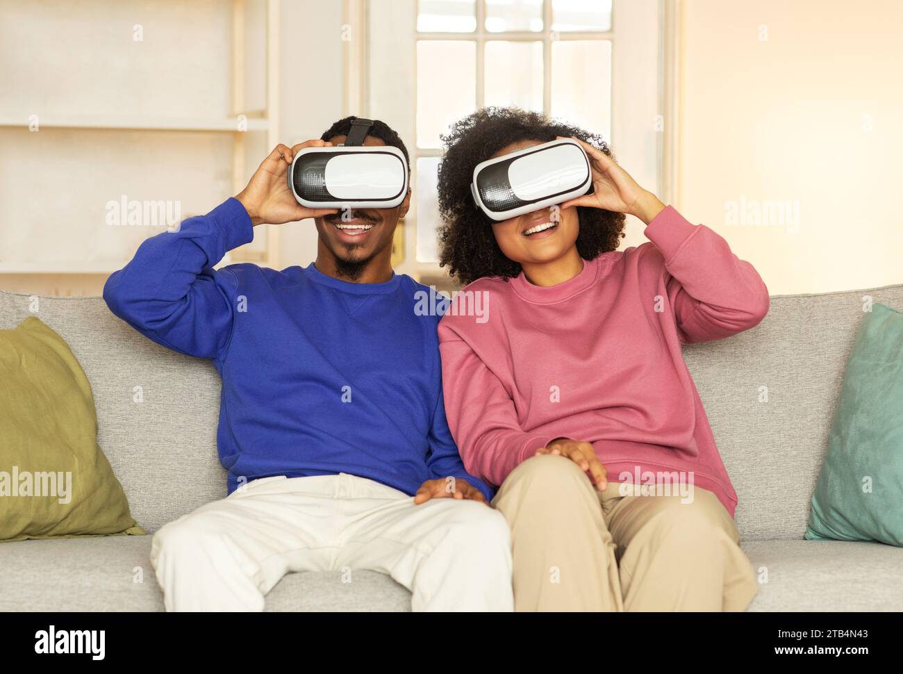 Afroamerikaner Ehemann und Ehefrau erleben die virtuelle Realität drinnen Stockfoto