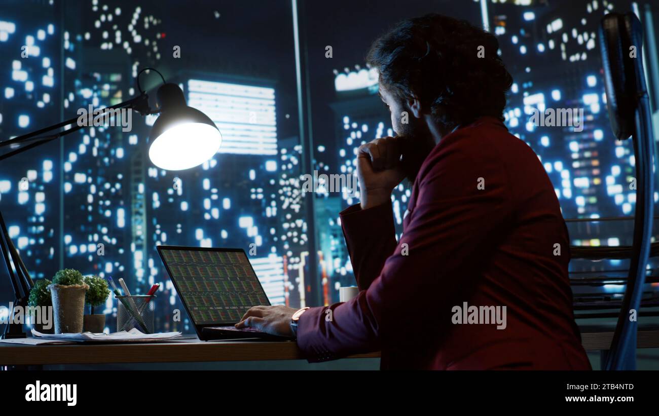 Der Finanzinspektor untersucht die Geschäftsdaten und Ressourcen, um den Vorstand bei der Steigerung der wirtschaftlichen Leistung und Effizienz zu beraten. Der Analyst blickt aus dem Fenster in die Innenstadt. Stockfoto