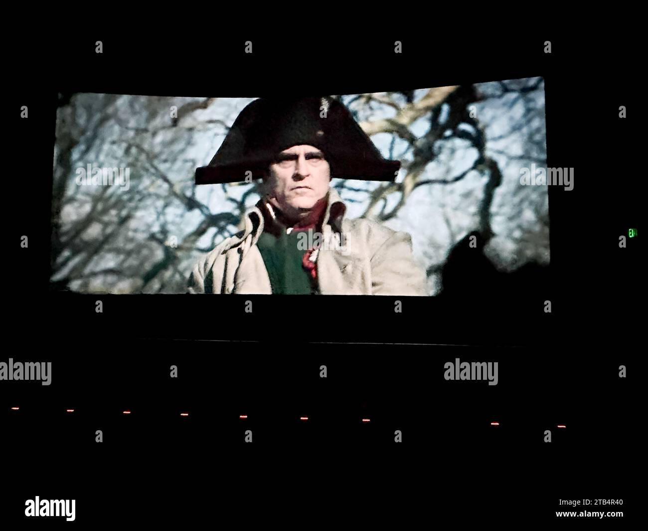 Santa Barbara, Kalifornien, USA, 3. Dezember 2023. Napoleon auf der Leinwand im Metropolitan Camino Real Cinemas in Santa Barbara, CA. Napoleon ist ein episches historisches Drama aus dem Jahr 2023 mit Joquain Phoenix in der Titelrolle; Regie und Produktion von Ridley Scott und Drehbuch von David Scarpa. Basierend auf der Geschichte von Napoleon Bonaparte und seiner Liebe Josephine. (Kreditbild: © Amy Katz/ZUMA Press Wire) NUR REDAKTIONELLE VERWENDUNG! Nicht für kommerzielle ZWECKE! Stockfoto