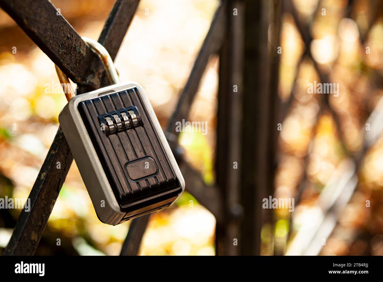 Am Zaun hängt ein schwarz codiertes Schloss. Privater Bereich mit eingeschränktem Zugang. Geschützter, geschlossener Bereich. Stockfoto
