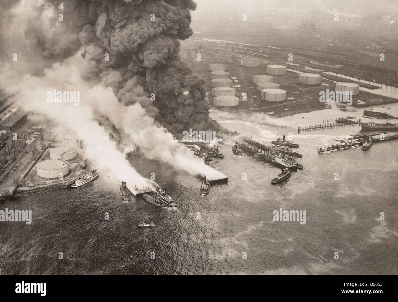 Luftaufnahme des Ölfeuers in Bayonne, NJ 4. Juni 1930 Stockfoto