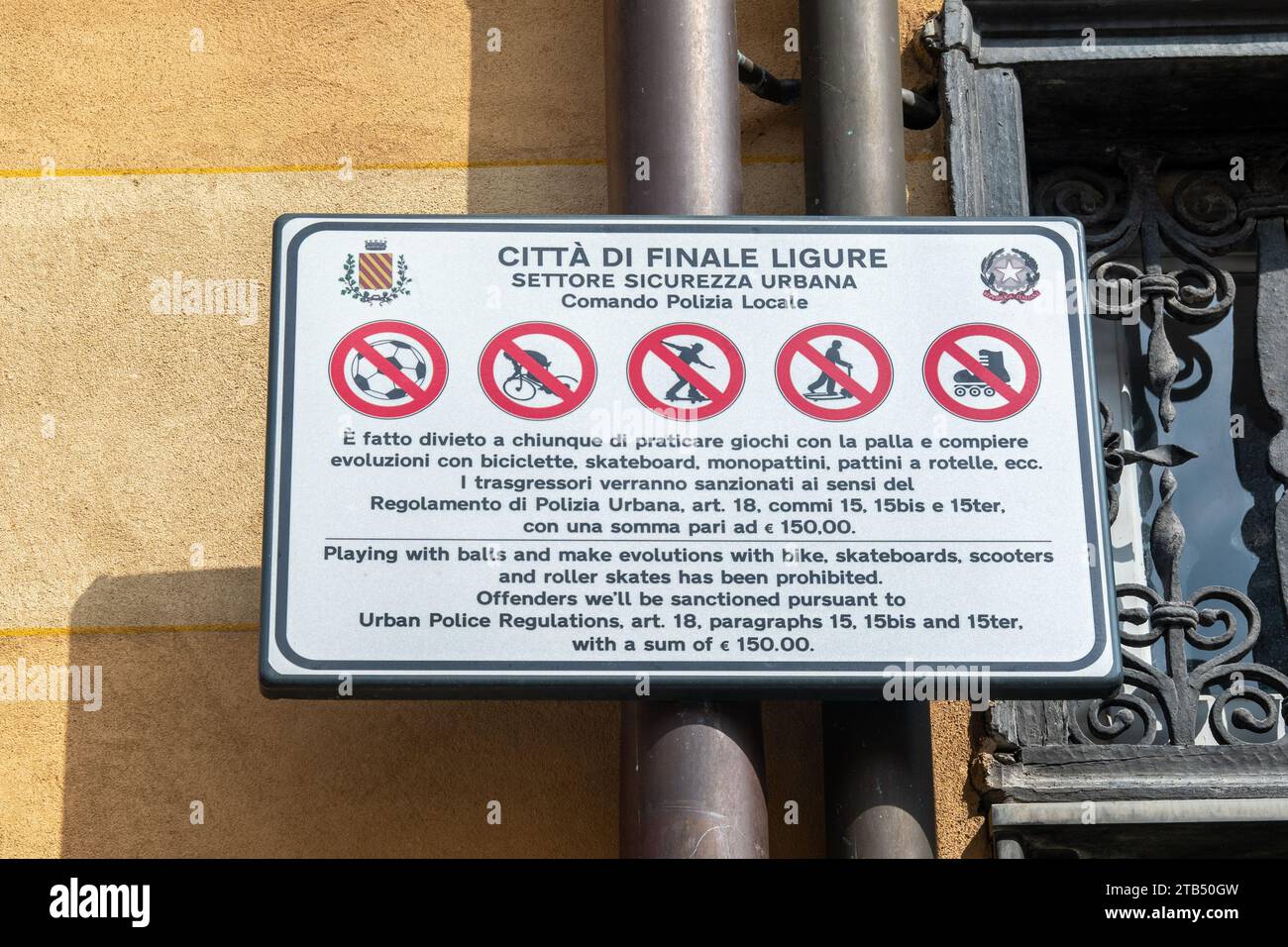Kommunales Verbotsschild zum Verbot des Fußballspiels und riskanter Manöver auf Fahrrädern, Skateboards, Motorrollern, Rollschuhen, Finale Ligure, Savona Stockfoto