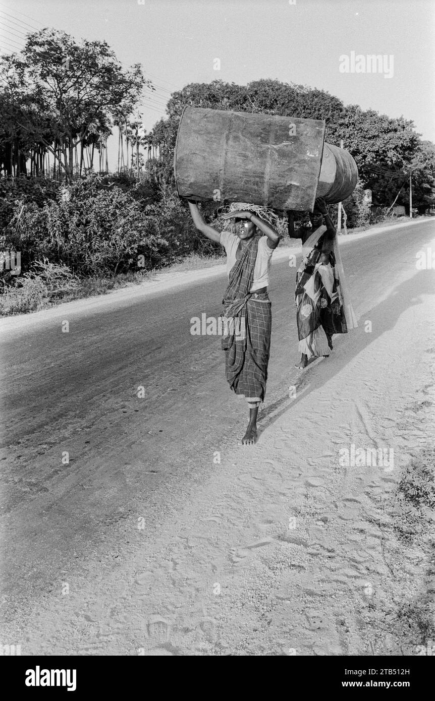 Die Liberation Tigers of Tamil Eelam LTTE kämpften für die Schaffung eines unabhängigen tamilischen Staates namens Tamil Eelam im Nordosten der Insel, aufgrund der anhaltenden Diskriminierung und gewaltsamen Verfolgung der Sri-lankischen Tamilen durch die singhalesisch dominierte Regierung Sri Lankas. Der Anführer Velupillai Prabhakaran zitierte gewaltsame Vorfälle des Anti-Tamil-Pogroms von 1958 während seiner Kindheit, die ihn zu Militanz führten. 1975 ermordete er den Bürgermeister von Jaffna Alfred Duraiappah als Rache für den Vorfall der Tamil-Konferenz von 1974. Die LTTE wurde 1976 als Reaktion auf die Sri-lankische Verfassung 1972 gegründet Stockfoto