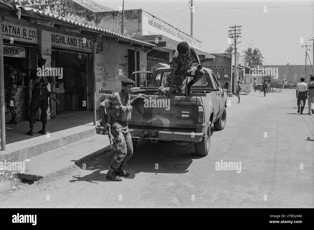 Die Liberation Tigers of Tamil Eelam LTTE kämpften für die Schaffung eines unabhängigen tamilischen Staates namens Tamil Eelam im Nordosten der Insel, aufgrund der anhaltenden Diskriminierung und gewaltsamen Verfolgung der Sri-lankischen Tamilen durch die singhalesisch dominierte Regierung Sri Lankas. Der Anführer Velupillai Prabhakaran zitierte gewaltsame Vorfälle des Anti-Tamil-Pogroms von 1958 während seiner Kindheit, die ihn zu Militanz führten. 1975 ermordete er den Bürgermeister von Jaffna Alfred Duraiappah als Rache für den Vorfall der Tamil-Konferenz von 1974. Die LTTE wurde 1976 als Reaktion auf die Sri-lankische Verfassung 1972 gegründet Stockfoto